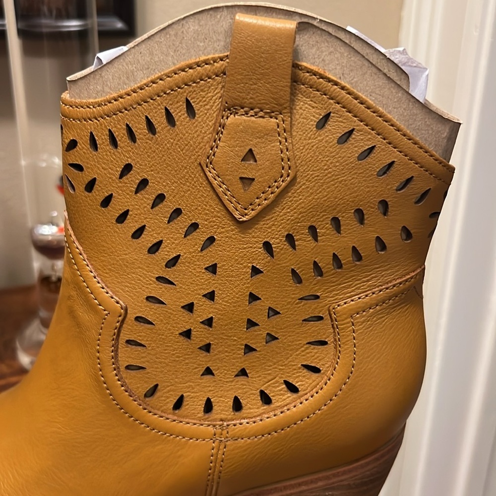 Marc Fisher LTD Elyma Leather Bootie in Medium Natural, Size 7M, NIB - Picture 8 of 17